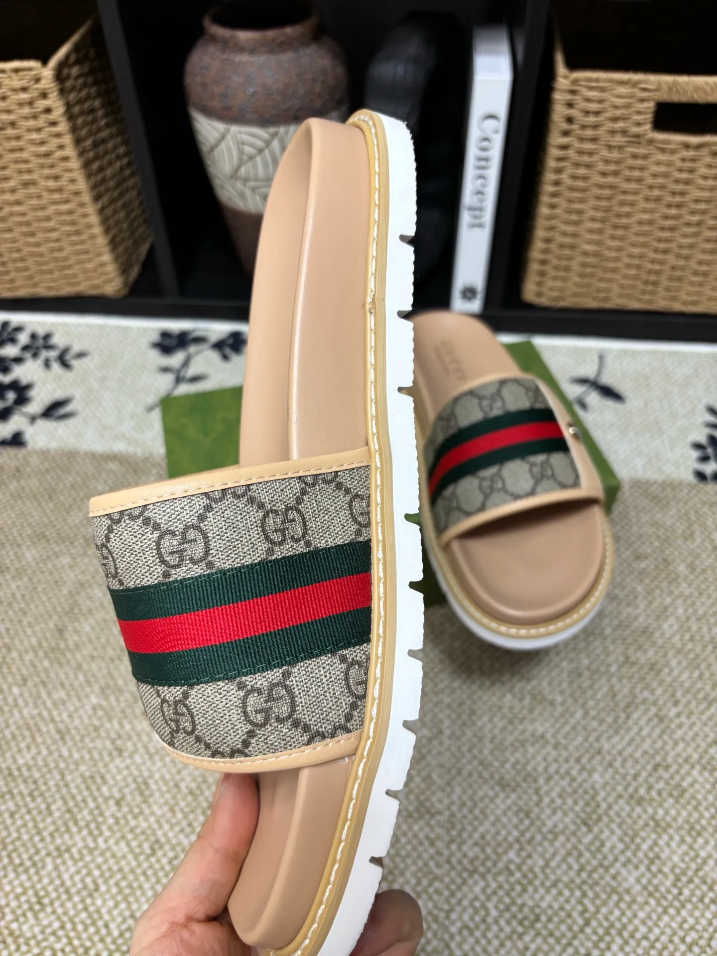 Factory 💰 300 yuan Gucci slippers] high-end men's shoes brand official website 1:1 latest masterpiece: original mold customization, the fabric is made of imported original materials, upgraded outsole, lighter and non-slip. The market's top quality, simple yet tasteful, a must-have for fashionistas, fashionable at your feet, full of confidence, the same style at the counter 👍The season of summer slippers is here. Code: 38-45 (45 customized)